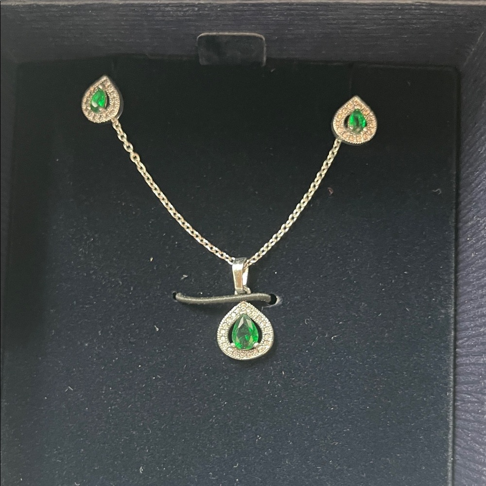 2.12.26-30 NWT Stauer Pear Drop Set in Green and Silver Jewelry Set